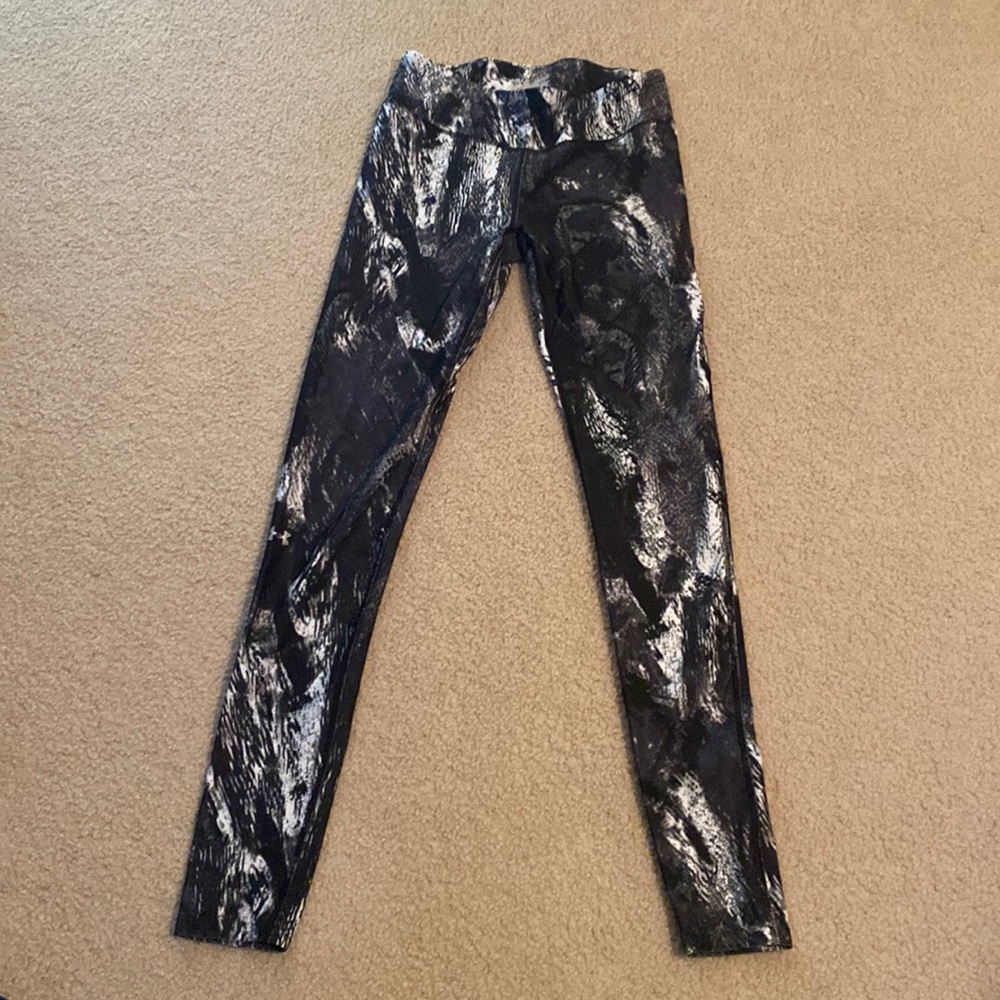 Womens black, white and gray Under Armour leggings. Size small